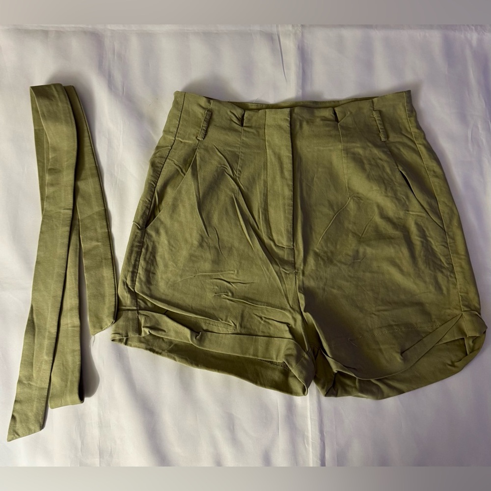 Windsor High Rise Cuffed Hem Green Shorts w/ Belt